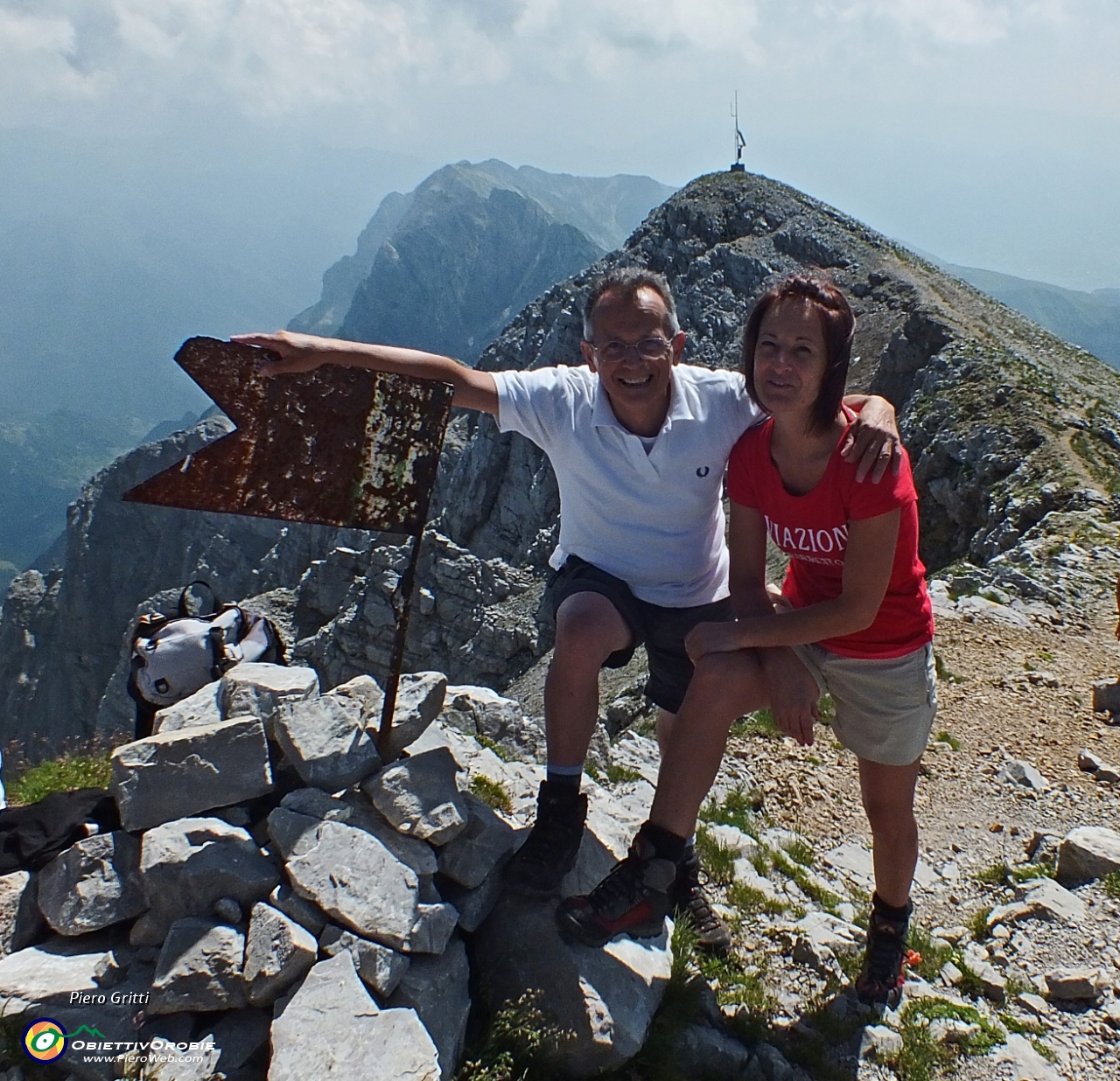 49 con Cima Est d'Arera e verso Cima Valmora e il Fop.JPG